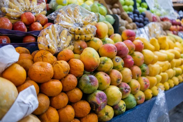 귤, 사과, 망고, 바나나등을 곁들여 놓은 화려 한 과일들 — 스톡 사진