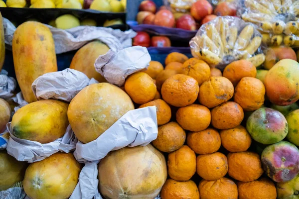 Farverig frugt står med papaya, mandariner, bananer og meget mere - Stock-foto