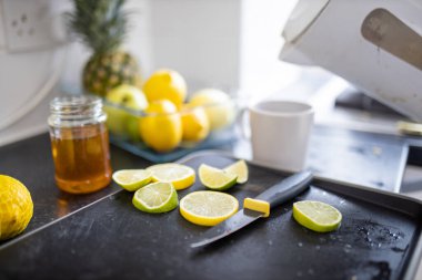 Limon ve limon dilimleri bal kavanozunun yanında bir tepside