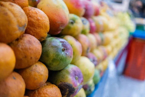 Close-up van een kleurrijke fruitkraam met mandarijnen en mango 's — Stockfoto