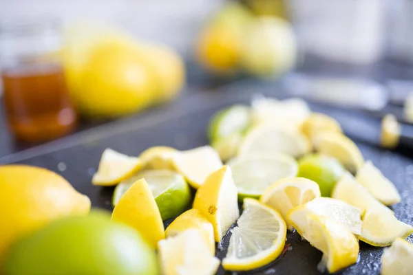 Лимоны и лаймы на черном подносе — стоковое фото