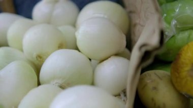 Renkli sebzeler soğan, patates ve havuçla dururlar.