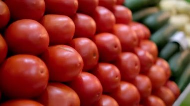 Domates, salatalık ve patatesli renkli sebzeler.