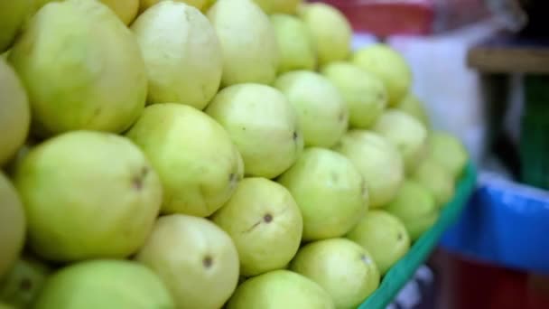 Nahaufnahme eines farbenfrohen Obststandes mit Guaven und Mangos — Stockvideo