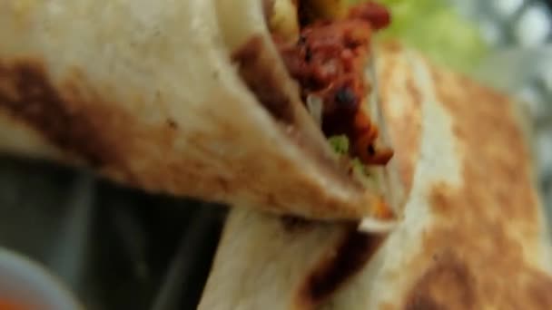 Burritos de cerdo picante y lechuga en una canasta de plástico — Vídeos de Stock