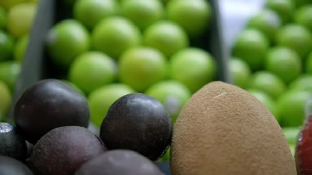 Close-up van pruimen en mamey met groene appels als achtergrond — Stockvideo