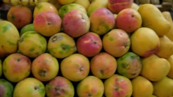 Renkli meyve tezgahlarının farklı mangolarla yakın çekimi — Stok video