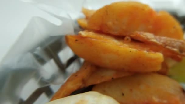 Pikantne burrito wieprzowe i sałata w plastikowym koszu — Wideo stockowe