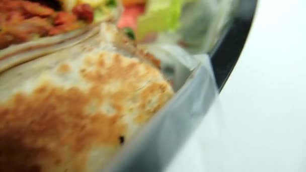 Pikantní vepřové burritos a salát v plastovém koši — Stock video