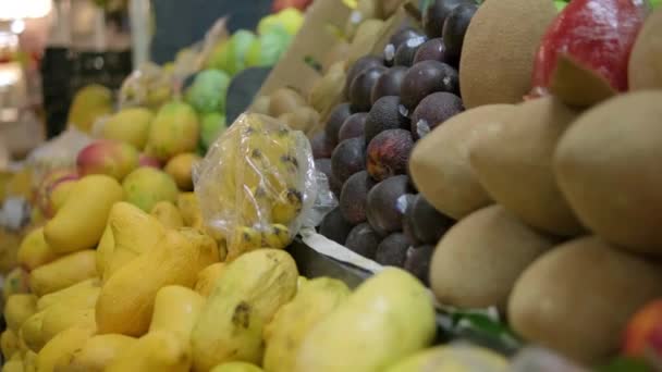 Renkli meyve standı, mamey, şeftali, mango ve daha fazlası. — Stok video