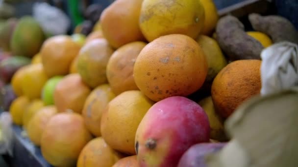 Крупним планом фруктово-овочева підставка з апельсинами та цибулею — стокове відео