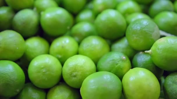 Primo piano di frutta e verdura stand con lime, mango e pomodori — Video Stock