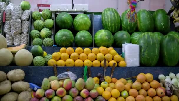 Colorful fruit stand with mangoes, oranges, and watermelons — Stock Video
