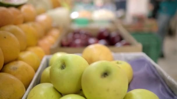 Elma ve portakallı renkli meyve standlarının yakın çekimi — Stok video