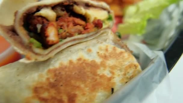 Pikantne burrito wieprzowe i sałata w plastikowym koszu — Wideo stockowe