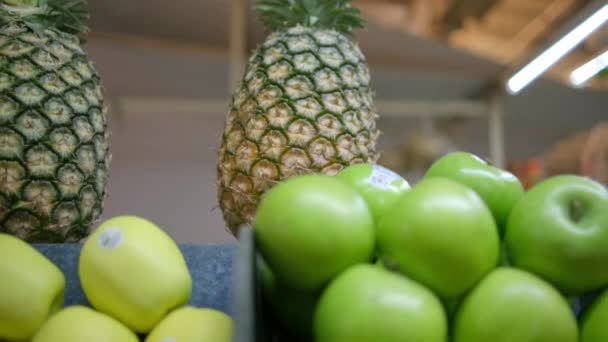 Close-up stand buah dengan apel dan nanas — Stok Video