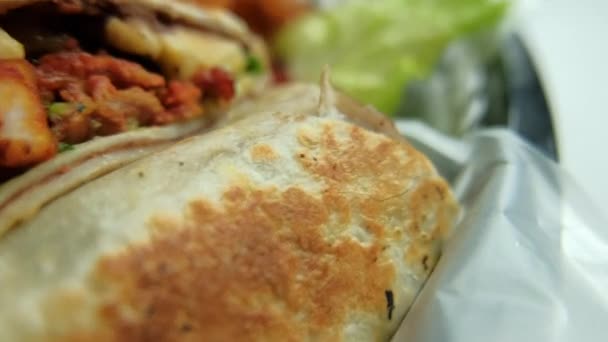 Pikantne burrito wieprzowe i sałata w plastikowym koszu — Wideo stockowe