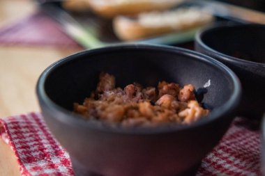 Kareli peçetenin üstünde doğranmış domuz eti.