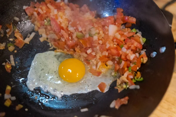Top tampilan telur goreng dan pico de gallo dalam panci penggorengan — Stok Foto