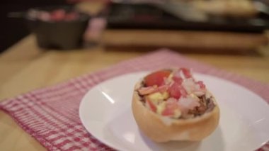 Geleneksel Meksika yumuşakçaları beyaz ve kırmızı kareli peçetenin üzerinde