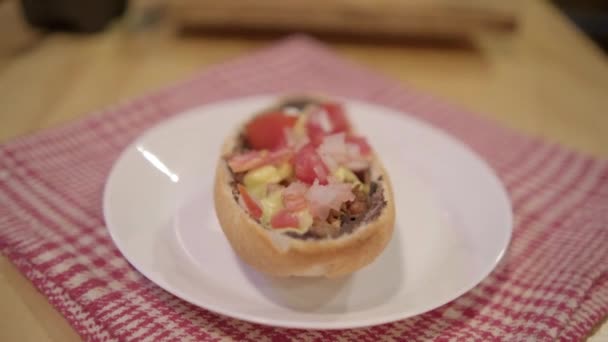 Mollete mexicano tradicional en un plato sobre servilleta a cuadros blanca y roja — Vídeos de Stock