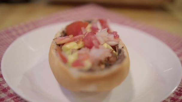 Tradycyjny meksykański mięczak na talerzu powyżej białej i czerwonej serwetki w kratkę — Wideo stockowe