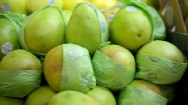 Nahaufnahme eines bunten Obststandes mit Birnen, Kiwis, Äpfeln und mehr — Stockvideo