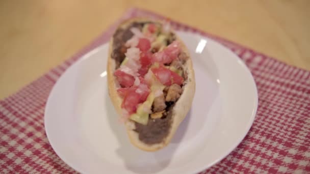 Mollete mexicano tradicional en un plato sobre servilleta a cuadros blanca y roja — Vídeos de Stock