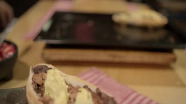 Espátula colocando un mollete tradicional mexicano en plato blanco — Vídeos de Stock