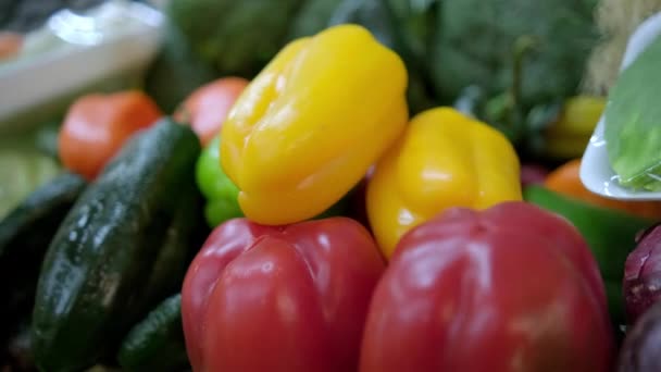 Close-up of vegetable stand with bell peppers, purple onions, and more — Stock Video