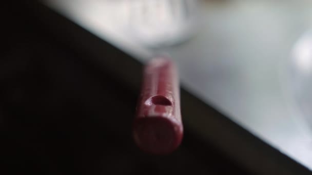 Nahaufnahme des roten Henkels eines Spachtels auf Bratpfanne — Stockvideo