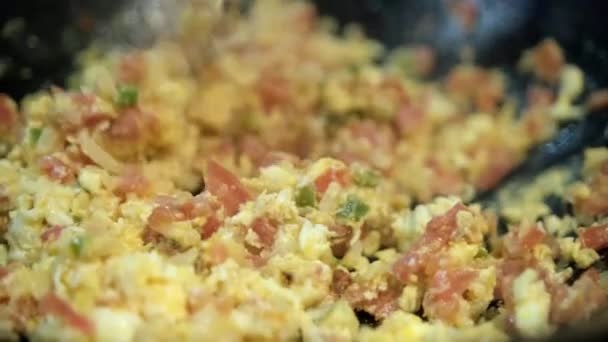 Freír y revolver huevos y pico de gallo tradicional en una sartén — Vídeos de Stock