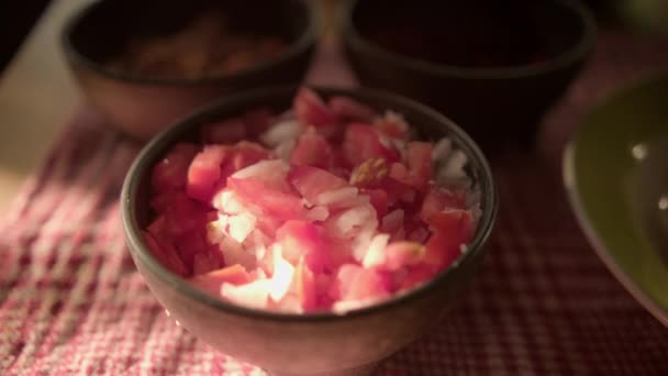 Cuencos negros de pico de gallo sobre mantel a cuadros — Vídeos de Stock