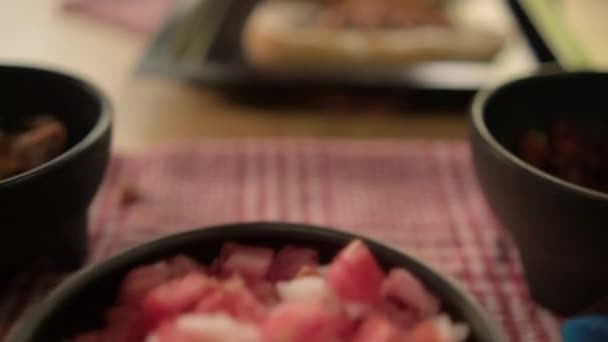 Tre traditionella mexikanska blötdjur och en skål pico de gallo på ett bord — Stockvideo