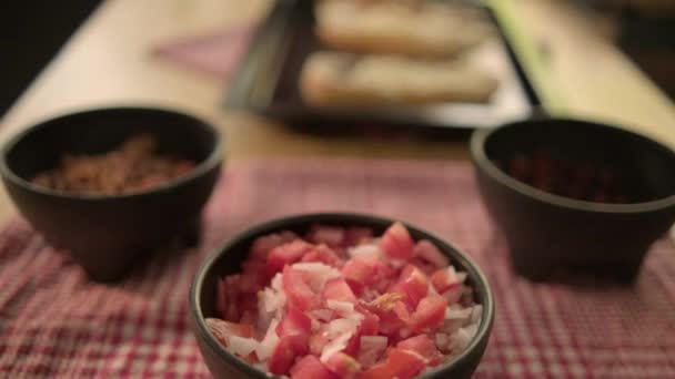 Tres molletes mexicanos tradicionales en una bandeja negra — Vídeos de Stock