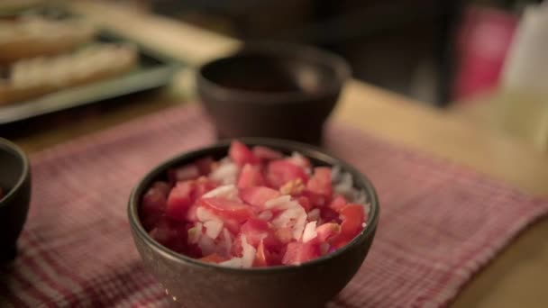 Mollete mexicano tradicional en un plato sobre servilleta a cuadros blanca y roja — Vídeos de Stock