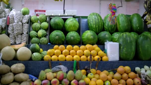 Stand de fruits colorés avec mangues, oranges et pastèques — Video