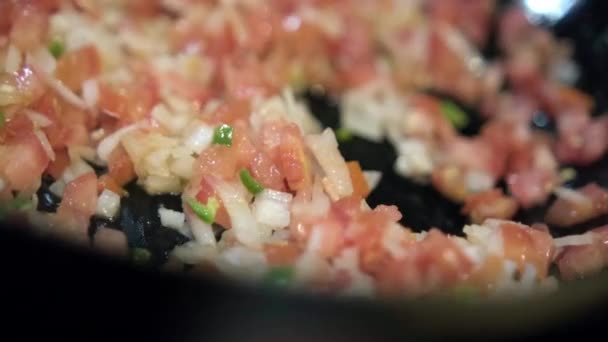 Freír cebollas picadas, tomates y chiles en una sartén — Vídeo de stock