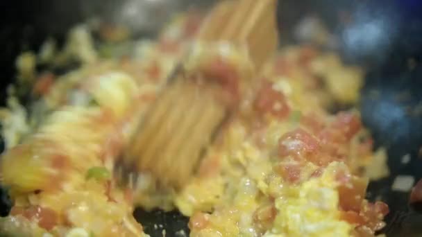 Friggere e mescolare le uova e il tradizionale pico de gallo in padella — Video Stock