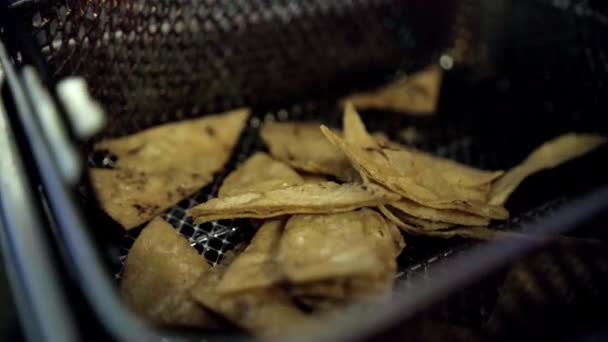 Kızarmış tortilla cipsleri kızartma sepetinde. — Stok video