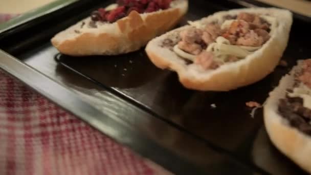 Tres molletes mexicanos tradicionales en una bandeja negra — Vídeos de Stock