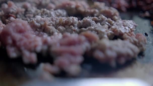 Närbild av hackat mexikanskt kött på en galler — Stockvideo