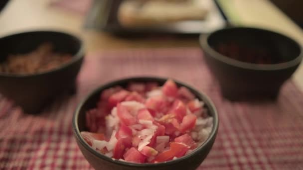 체크무늬 식탁보 위에 있는 피코데갈 로검은 대접들 — 비디오