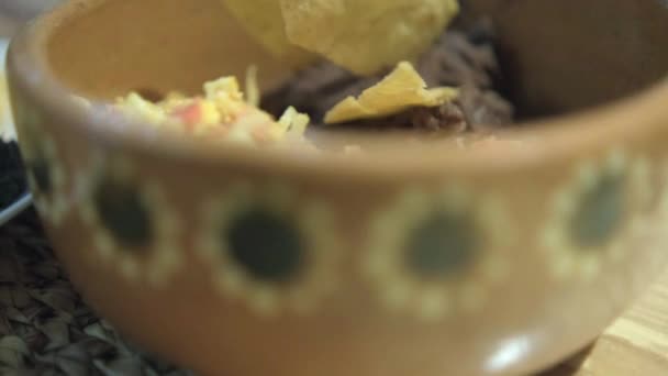 Huevos al estilo mexicano, tocino y frijoles refritos con tortillas fritas en plato blanco — Vídeo de stock