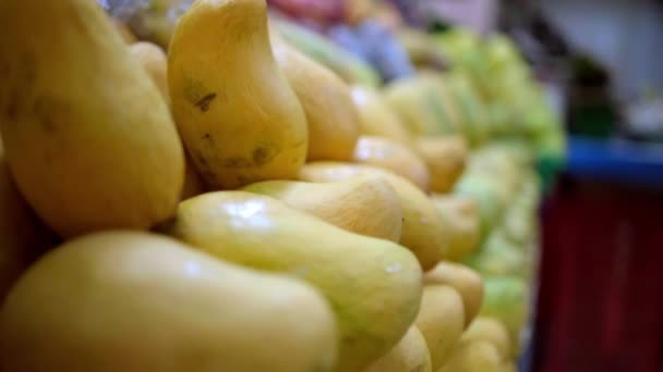 Close-up dari warni stand buah dengan tumpukan mangga — Stok Video