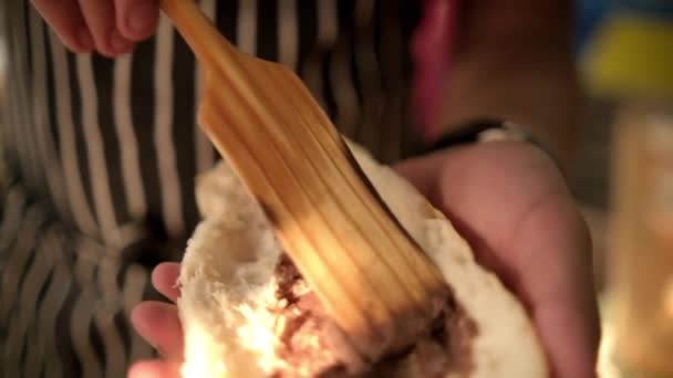 Manos masculinas extendiendo frijoles refritos en una rebanada de pan — Vídeos de Stock