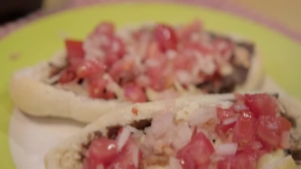 Molletes mexicanos tradicionales en un plato sobre una servilleta a cuadros blanca y roja — Vídeos de Stock