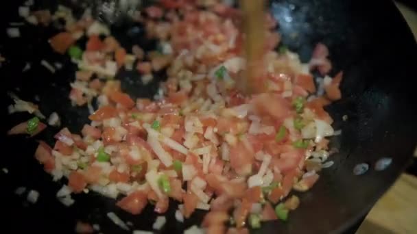 Smažené nasekané cibule, rajčata a chilli papričky na pánvi — Stock video