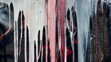 Koyu arkaplandaki şu anki boya. Dökülmenin soyut yapısını damlatıyor. Sıvı renkli Brooks. Damlayan duvarı boya.
