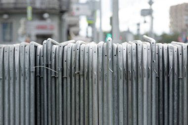 Geçici çit. Geçici eskrimin metal parçaları, taşınabilir yaya bariyeri monte edildi ve sıraya dizildi